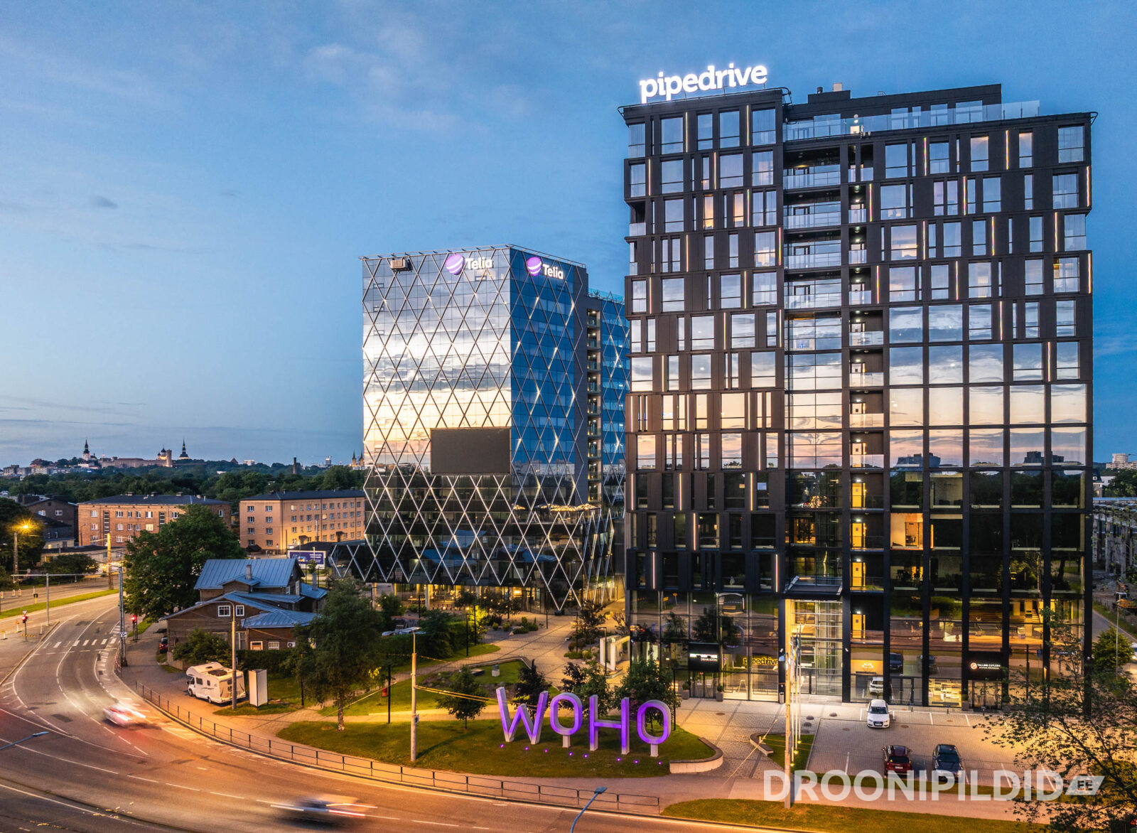 WOHO, Pipedrive ja Telia hooned Tallinnas õhtusel ajal
