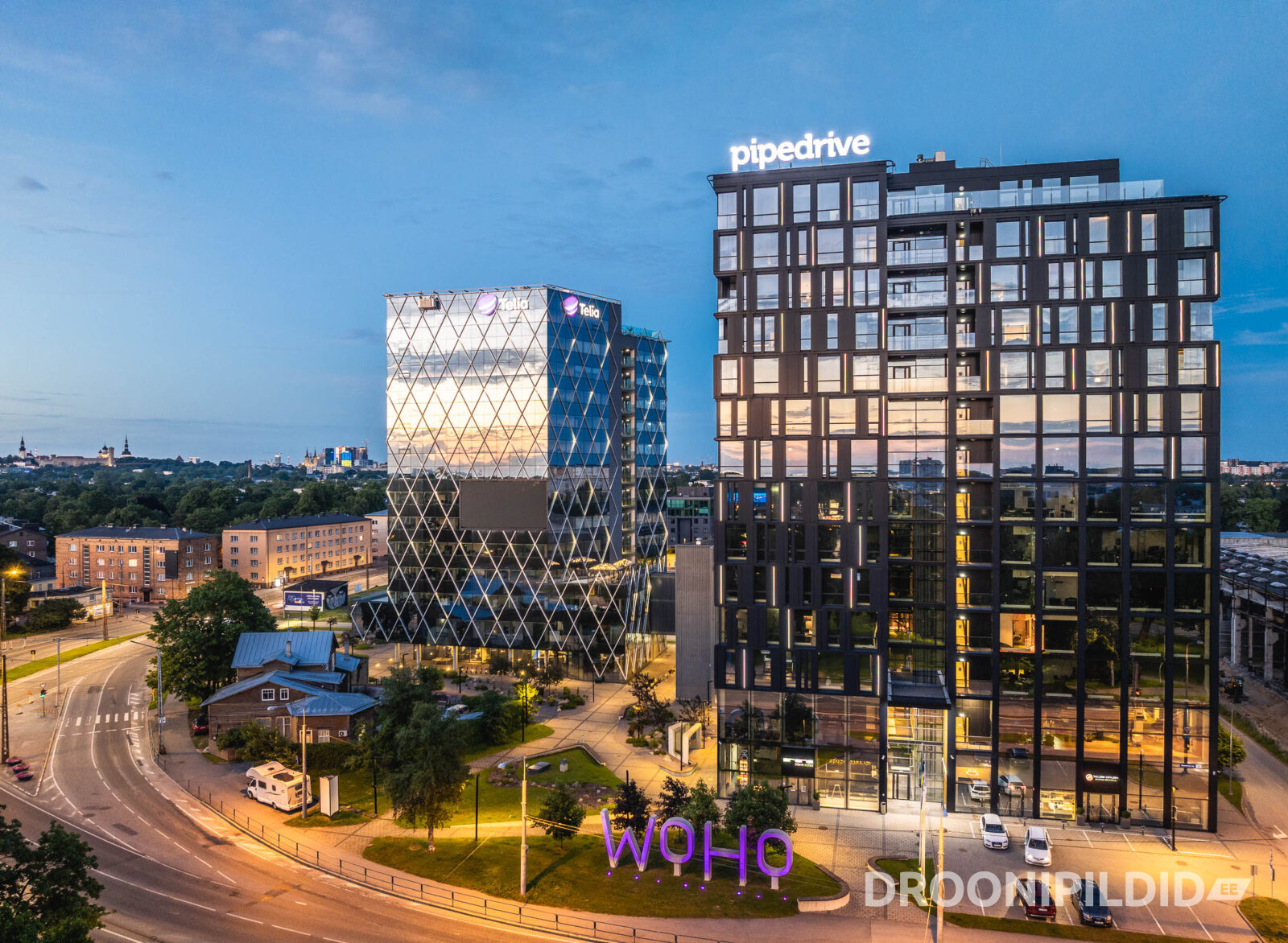 WOHO, Pipedrive ja Telia hooned Tallinnas õhtusel ajal