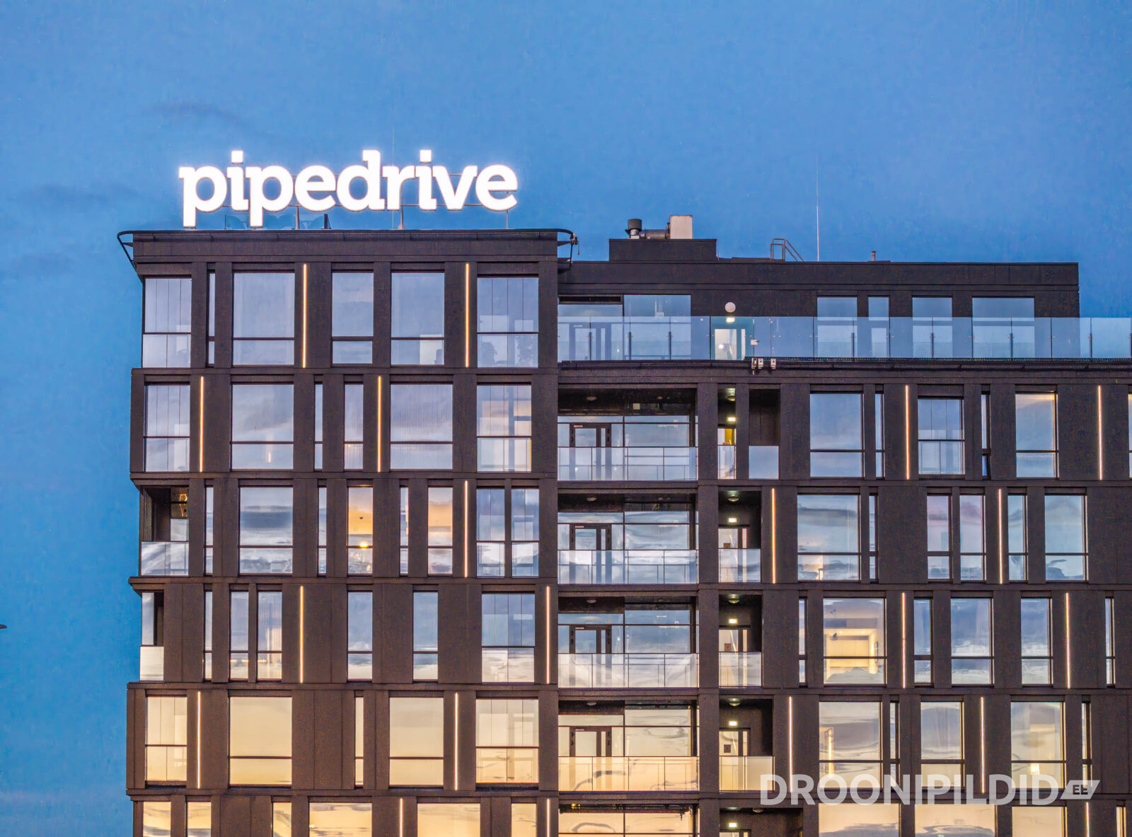 WOHO, Pipedrive ja Telia hooned Tallinnas õhtusel ajal