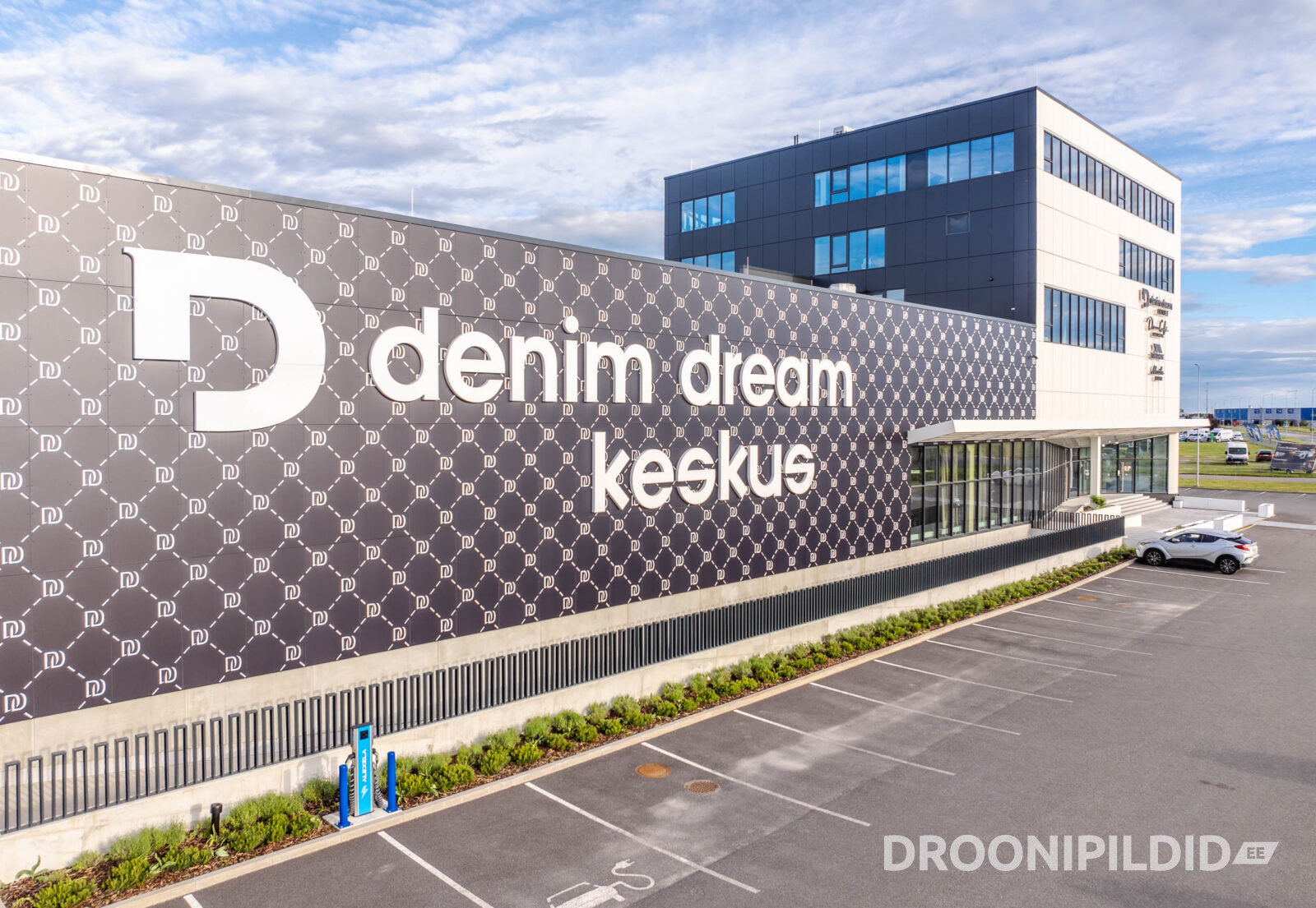 Denim Dream Keskus Laagris õhtuses valguses